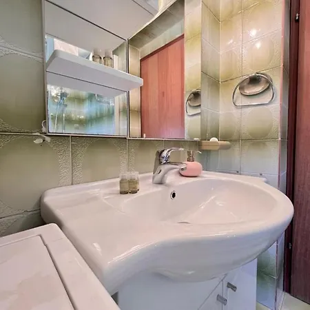 Lemon Tree Apartment *