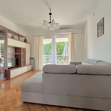 Lemon Tree Apartment *